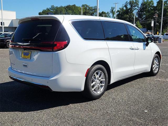 Photo of 2026 Bright White Clearcoat Chrysler Pacifica