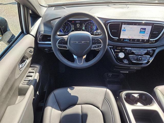 Photo of 2026 Bright White Clearcoat Chrysler Pacifica