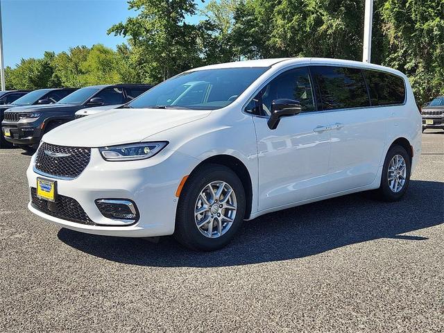 Photo of 2026 Bright White Clearcoat Chrysler Pacifica