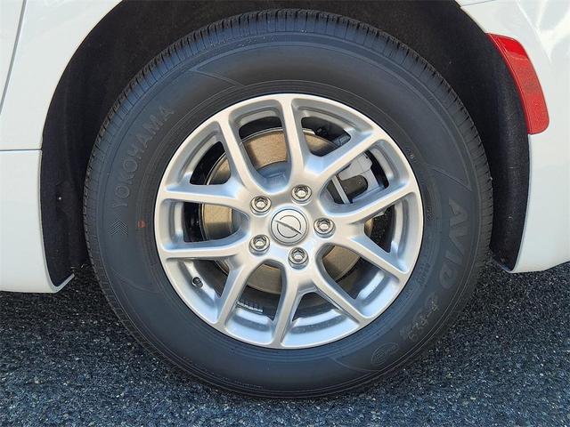 Photo of 2026 Bright White Clearcoat Chrysler Pacifica