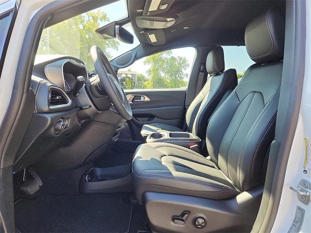 Photo of 2026 Bright White Clearcoat Chrysler Pacifica