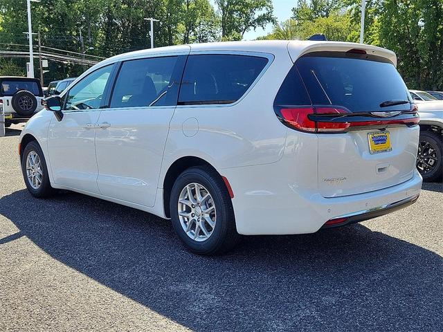 Photo of 2026 Bright White Clearcoat Chrysler Pacifica