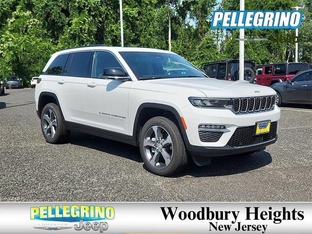 Photo of 2025 Bright White Clearcoat Jeep Grand Cherokee