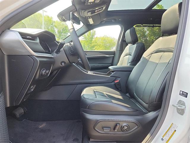 Photo of 2025 Bright White Clearcoat Jeep Grand Cherokee