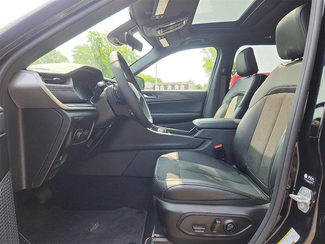 Photo of 2025 Diamond Black Jeep Grand Cherokee