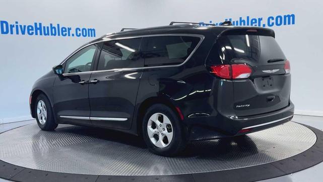 Photo of 2017 Brilliant Black Crystal Pearlcoat Chrysler Pacifica