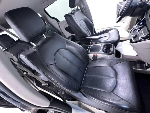 Photo of 2017 Brilliant Black Crystal Pearlcoat Chrysler Pacifica