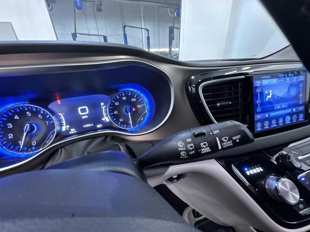 Photo of 2017 Brilliant Black Crystal Pearlcoat Chrysler Pacifica