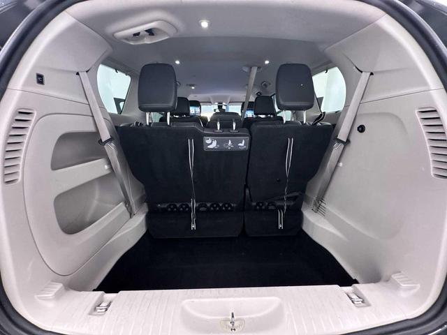 Photo of 2017 Brilliant Black Crystal Pearlcoat Chrysler Pacifica