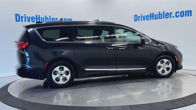 Photo of 2017 Brilliant Black Crystal Pearlcoat Chrysler Pacifica