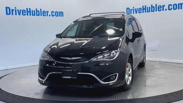 Photo of 2017 Brilliant Black Crystal Pearlcoat Chrysler Pacifica
