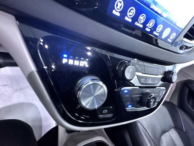 Photo of 2017 Brilliant Black Crystal Pearlcoat Chrysler Pacifica