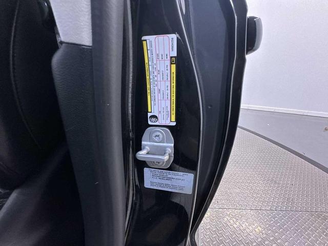 Photo of 2017 Brilliant Black Crystal Pearlcoat Chrysler Pacifica