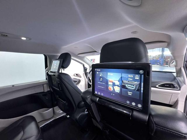 Photo of 2017 Brilliant Black Crystal Pearlcoat Chrysler Pacifica