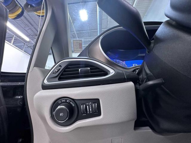 Photo of 2017 Brilliant Black Crystal Pearlcoat Chrysler Pacifica