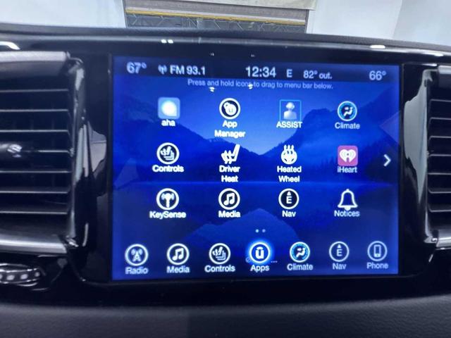 Photo of 2017 Brilliant Black Crystal Pearlcoat Chrysler Pacifica