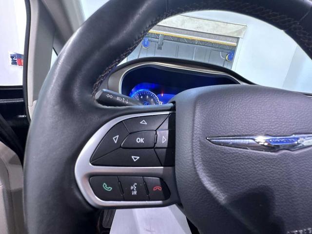 Photo of 2017 Brilliant Black Crystal Pearlcoat Chrysler Pacifica