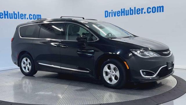 Photo of 2017 Brilliant Black Crystal Pearlcoat Chrysler Pacifica
