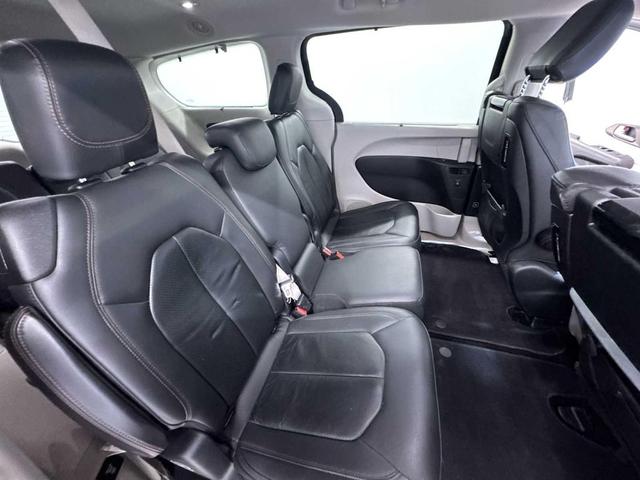 Photo of 2017 Brilliant Black Crystal Pearlcoat Chrysler Pacifica