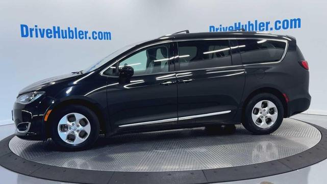 Photo of 2017 Brilliant Black Crystal Pearlcoat Chrysler Pacifica