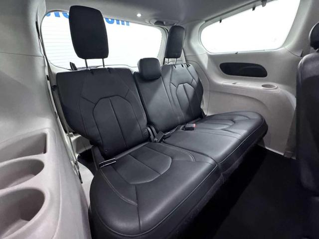 Photo of 2017 Brilliant Black Crystal Pearlcoat Chrysler Pacifica