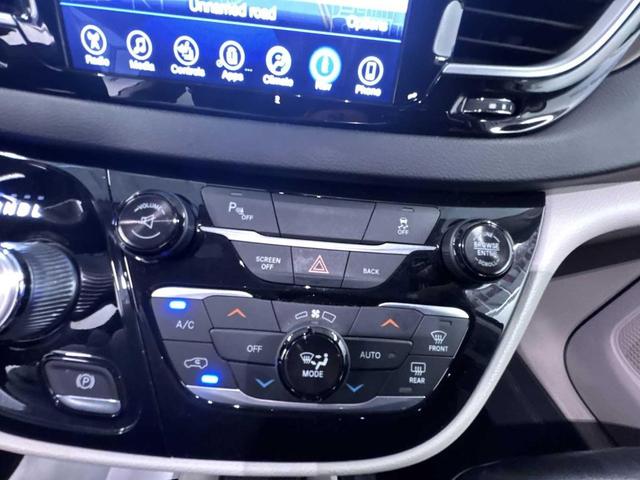 Photo of 2017 Brilliant Black Crystal Pearlcoat Chrysler Pacifica