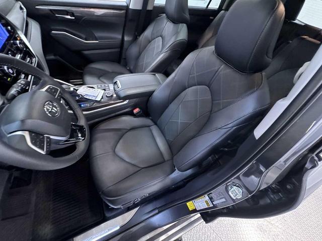 Photo of 2025 Magnetic Gray Metallic Toyota Highlander