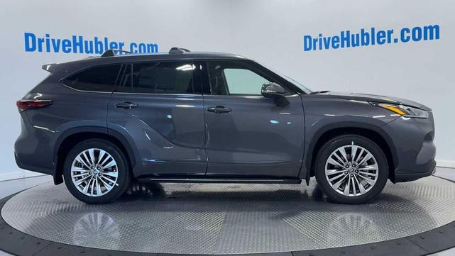 Photo of 2025 Magnetic Gray Metallic Toyota Highlander