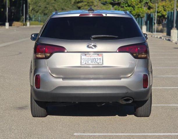Photo of 2015 Titanium Silver Kia Sorento