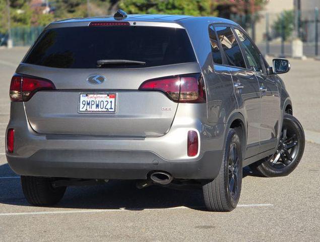 Photo of 2015 Titanium Silver Kia Sorento