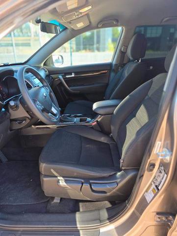 Photo of 2015 Titanium Silver Kia Sorento