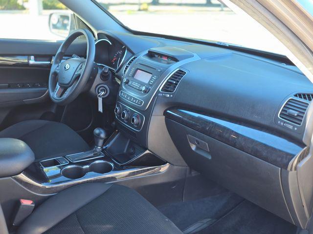 Photo of 2015 Titanium Silver Kia Sorento