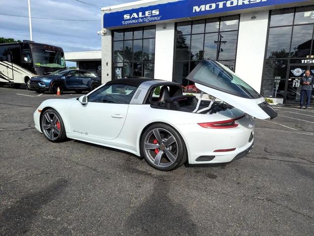 Photo of 2017 White Porsche 911