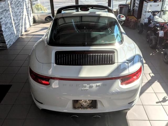 Photo of 2017 White Porsche 911
