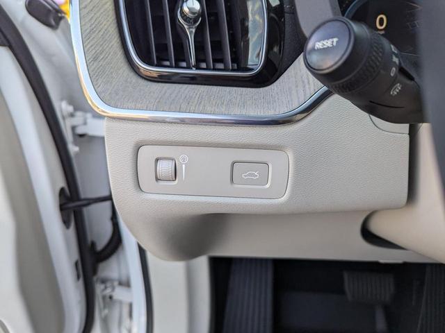 Photo of 2022 White Volvo XC60