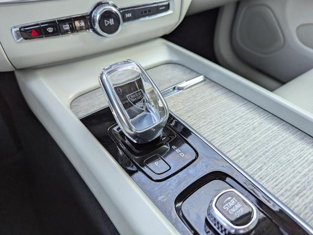 Photo of 2022 White Volvo XC60