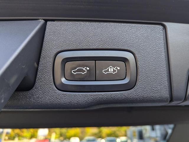 Photo of 2022 White Volvo XC60