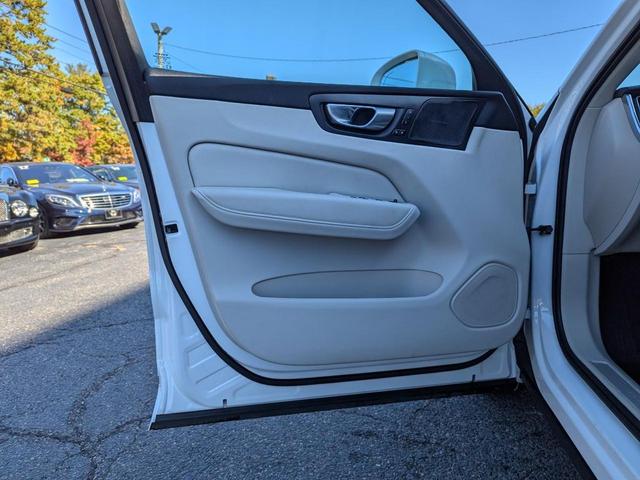 Photo of 2022 White Volvo XC60