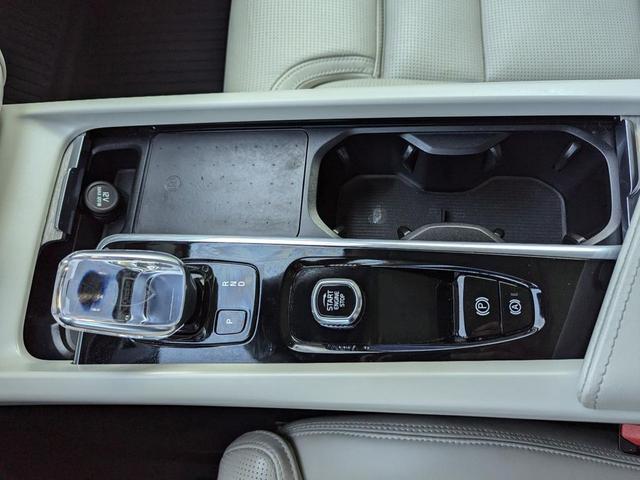 Photo of 2022 White Volvo XC60