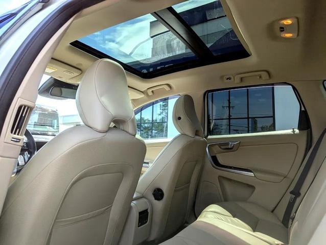 Photo of 2014 Crystal White Pearl Volvo XC60