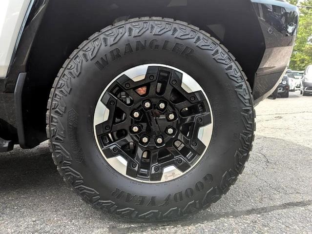 Photo of 2023 Interstellar White GMC HUMMER EV Pickup