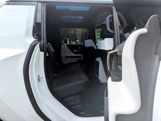 Photo of 2023 Interstellar White GMC HUMMER EV Pickup