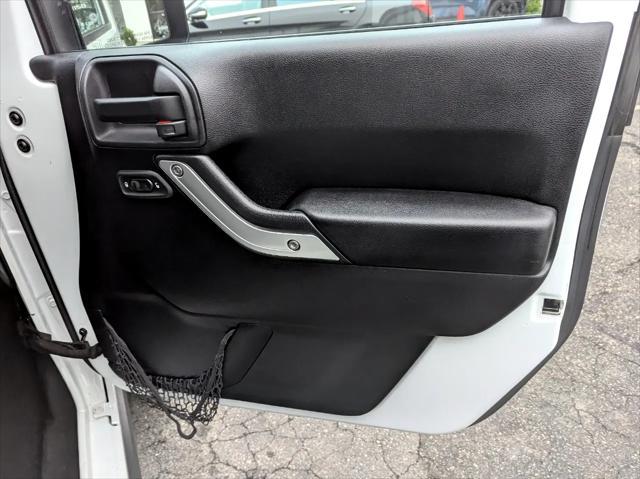 Photo of 2015 Bright White Clearcoat Jeep Wrangler Unlimited