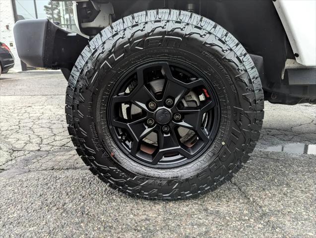 Photo of 2015 Bright White Clearcoat Jeep Wrangler Unlimited