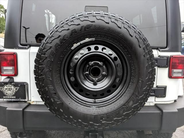Photo of 2015 Bright White Clearcoat Jeep Wrangler Unlimited