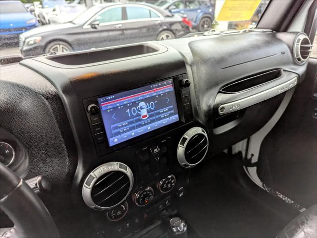 Photo of 2015 Bright White Clearcoat Jeep Wrangler Unlimited