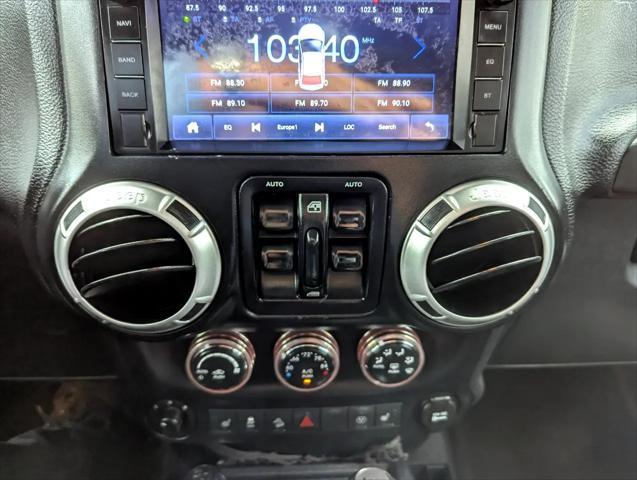 Photo of 2015 Bright White Clearcoat Jeep Wrangler Unlimited