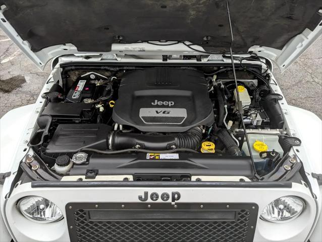 Photo of 2015 Bright White Clearcoat Jeep Wrangler Unlimited