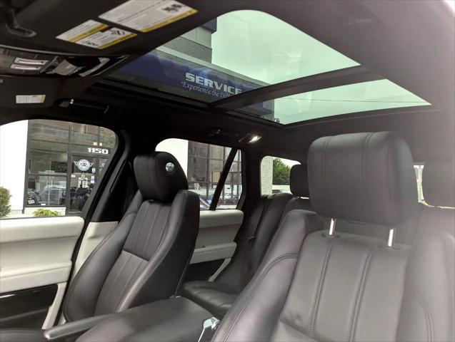Photo of 2016 White Land Rover Range Rover