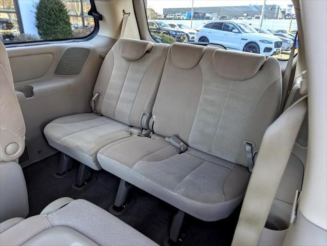 Photo of 2011 Gold Kia Sedona